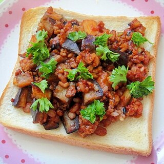 茄子とひき肉雑穀のケチャップトースト